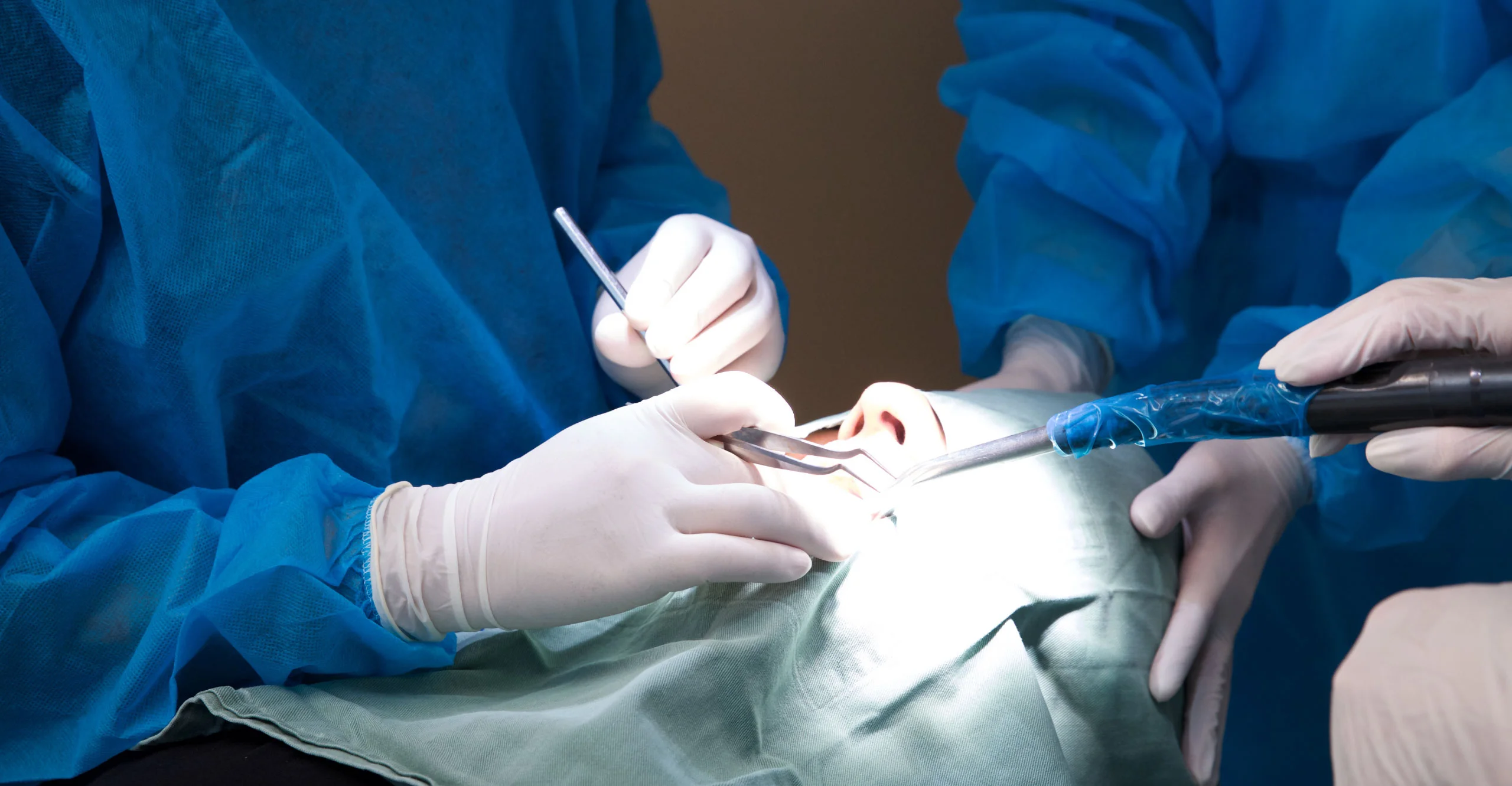 痛くない親知らず抜歯なら当院にお任せください 難抜歯対応 腫れない 即日対応可 大学病院クラスの口腔外科